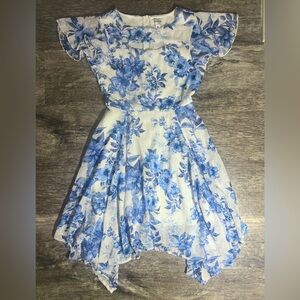 Girls Size 12
Blue & White Floral Dress
Light, Fun, & Flowy